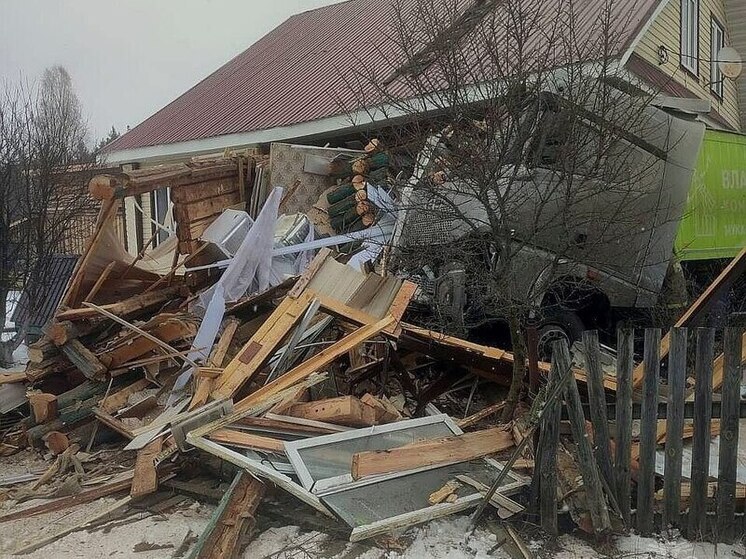 МЧС: в Нижегородской области фура влетела в жилой дом и чуть не убила жителей