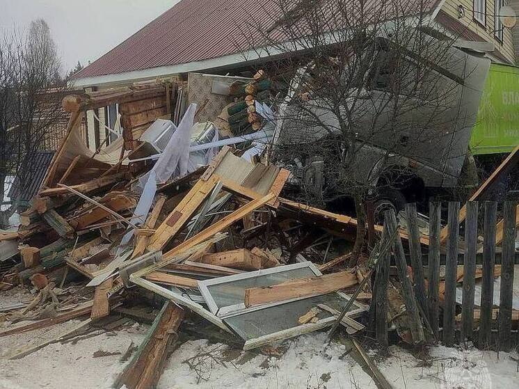 Грузовик влетел в жилой дом в Кулебаках