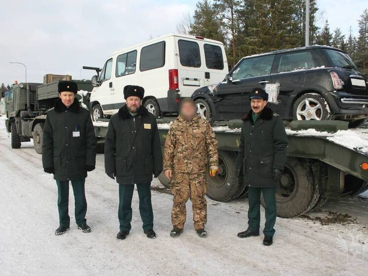 Конфискованные автомобили выборгские таможенники передали в зону СВО