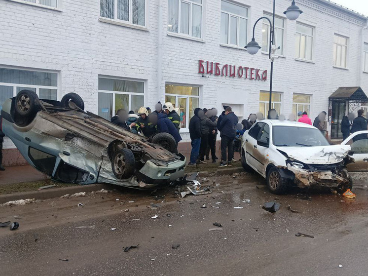 У библиотеки в Торопце перевернулся автомобиль