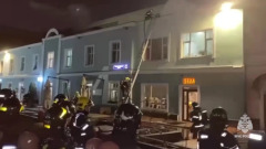 В центре Москвы загорелась крыша двухэтажного здания: видео с места