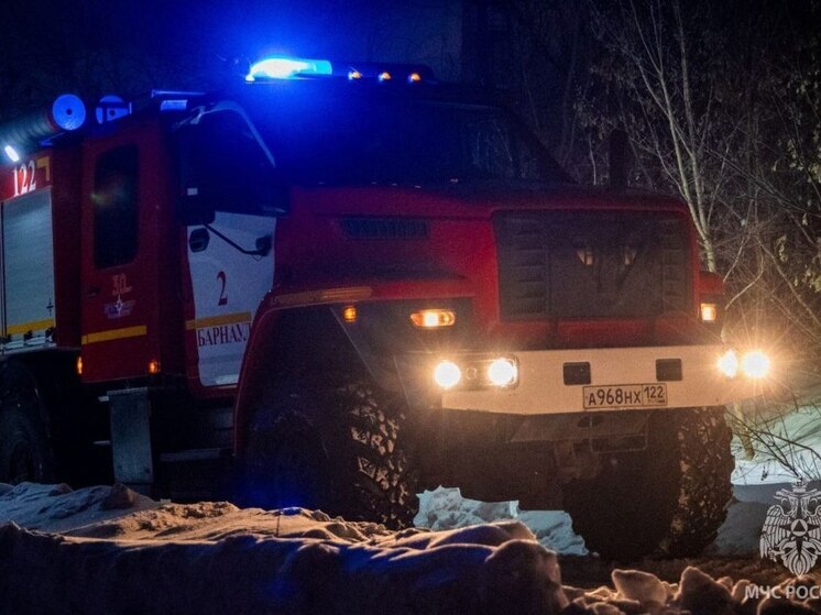 В Барнауле на крупном пожаре в жилом доме погибла пожилая женщина