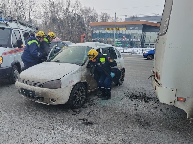 В Кемерове спасатели достали водителя из смятой в ДТП машины