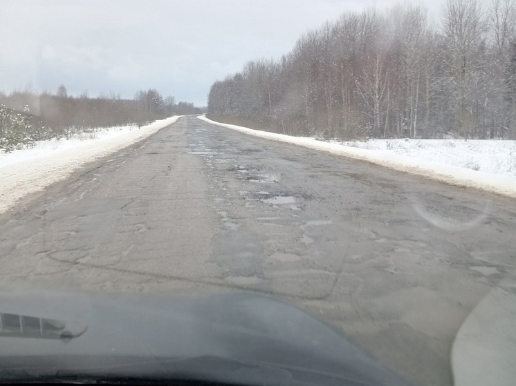 Жители Любимского района Ярославской области показали самую «дырявую» дорогу региона