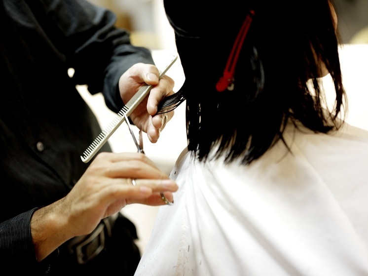 Калужанок призывали подстричься и сделать маникюр