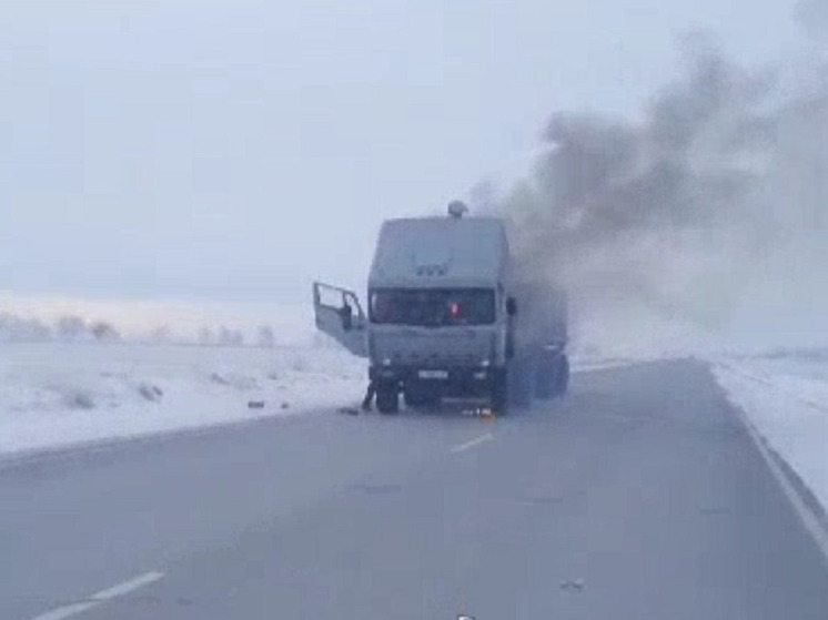 В Алтайском крае на трассе загорелся КамАЗ