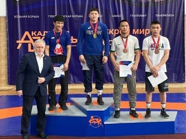 Три золота привезли борцы Хакасии с первенства Сибири