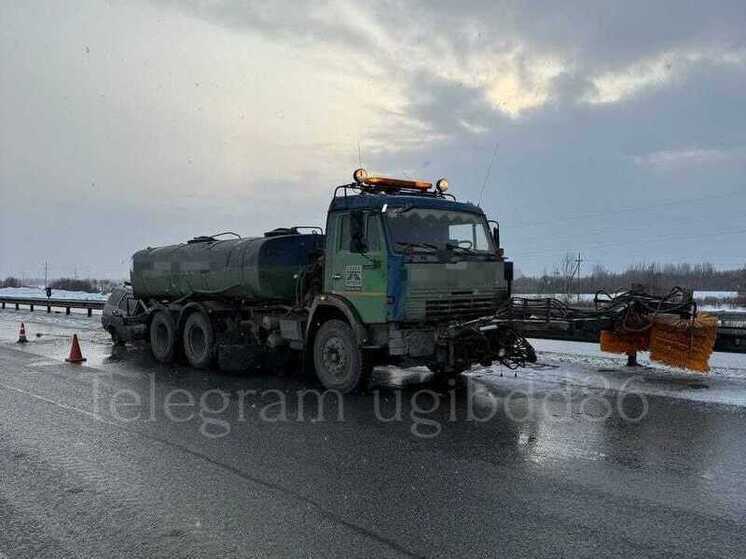 Грузовик и легковушка столкнулись в Нефтеюганском районе