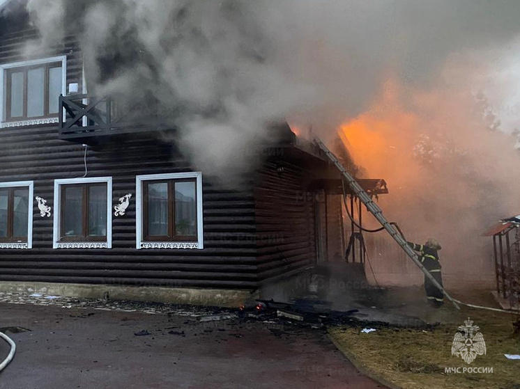 Жилой дом сгорел под Мосальском минувшим вечером