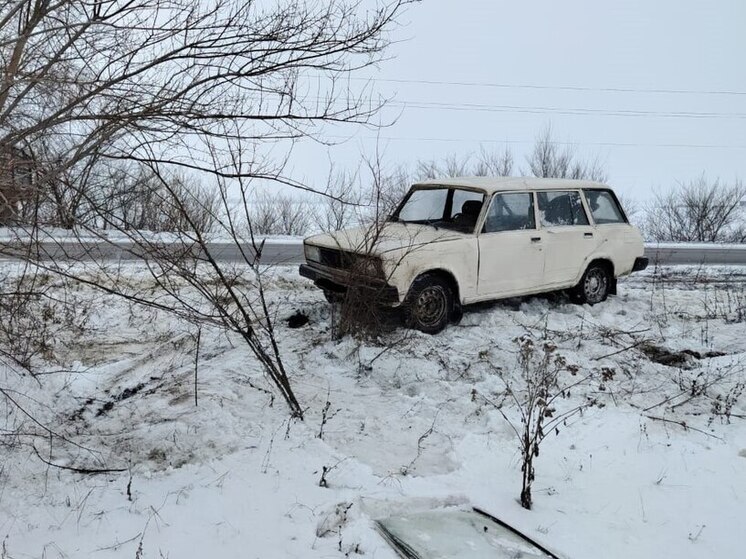 Пенсионер 82-х лет не справился с управлением авто под Воронежем и отправил в больницу пассажирку