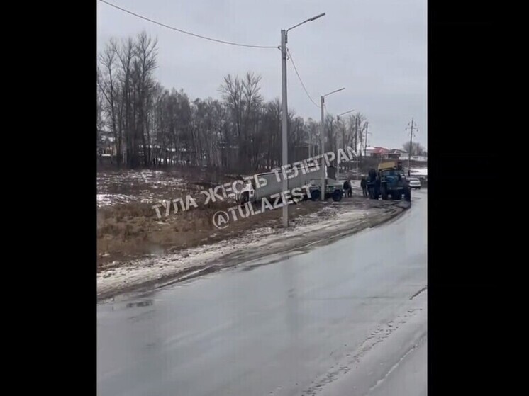 На Веневском шоссе в Туле фургон вылетел в кювет