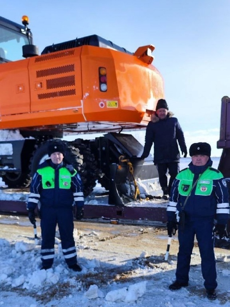 В ЯНАО полицейские помогли водителю достать из сугроба грузовик и экскаватор