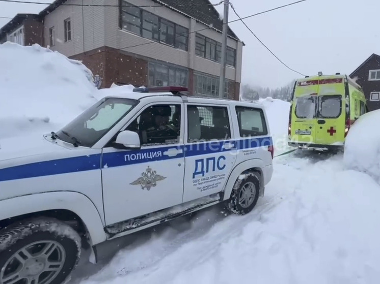 Ехавшая на вызов скорая помощь застряла в снегу в Шерегеше