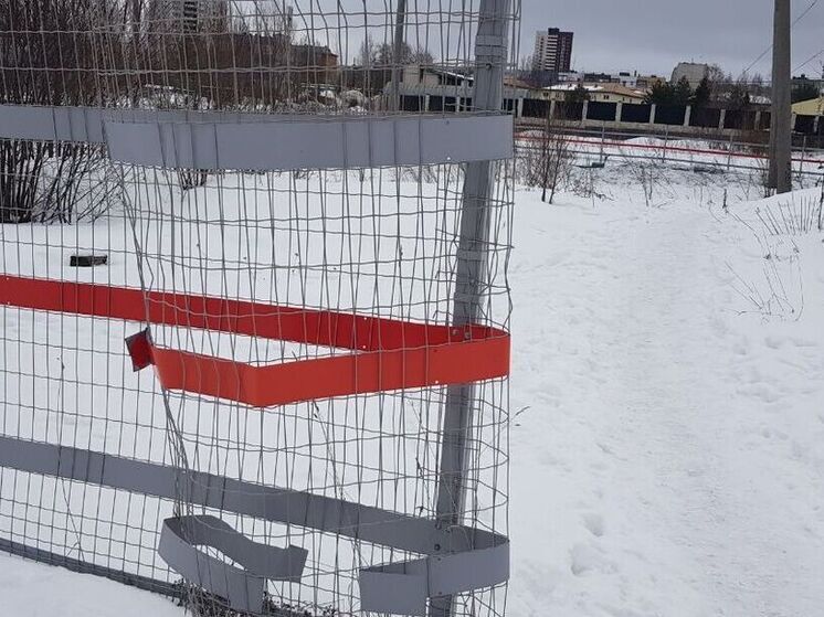 Народная тропа не зарастает через жд пути в Петрозаводске