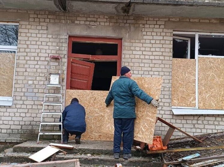 Коммунальщики Новой Каховки заколачивают фанерой выбитые при обстрелах окна