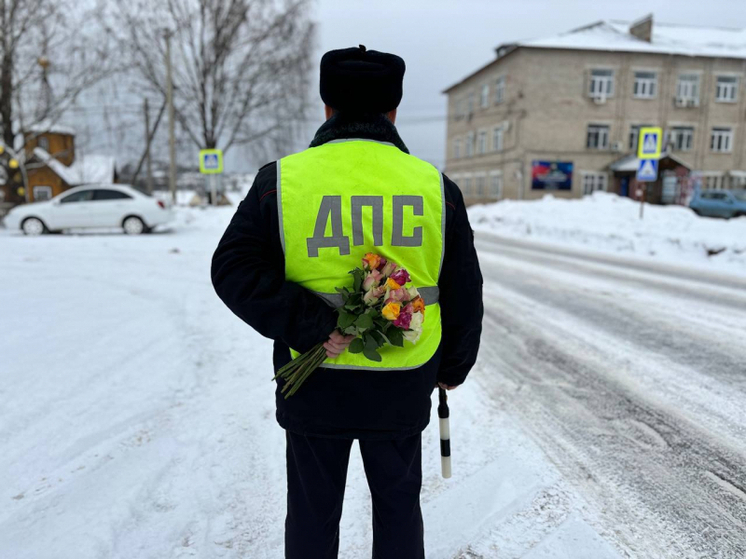 Костромские автоинспекторы взяли в руки цветы вместо жезлов