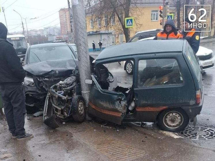 Серьёзная авария в Рязани: «Оку» намотало на столб на улице Семашко