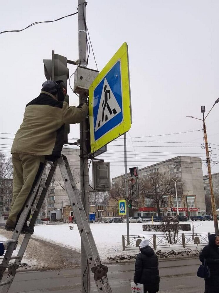 В Тамбове обновляют и очищают дорожные знаки