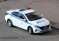 Инспекторы дорожно-патрульной службы, патрулируя ночные улицы Великого Новгорода, подали водителю автомобиля Ford Focus сигнал остановиться