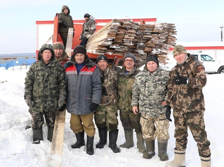 Рыбакам из Шурышкарского района вручили партию сетей, досок и инструментов