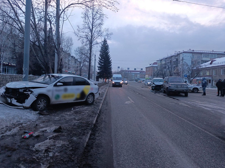 Утром 5 марта в Республике Алтай произошло ДТП с участием четырех автомобилей. В результате их столкновения 8-летнего пассажира одной из машин госпитализировали.