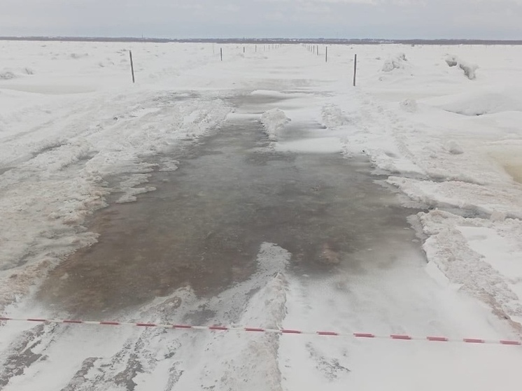 Грузовик повредил ледовую дорогу в Мезенском округе