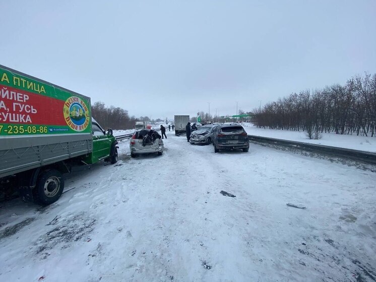 В Холодных ключах под Оренбургом столкнулись около 20 автомобилей