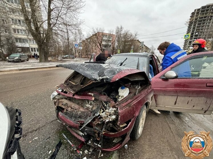 Из-за лобового столкновения двух авто на Зеленом проезде в Твери пострадали два человека