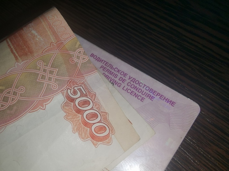Инспектора ГИБДД задержали за взятку в 30 тысяч рублей в Уссурийске
