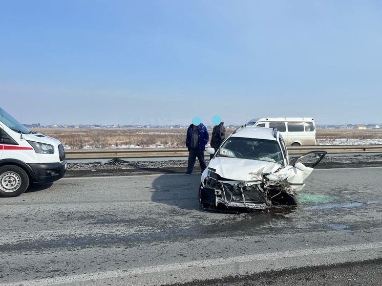 На федеральной трассе в Хакасии иномарка влетела в отбойник