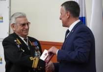 На большом аппаратном совещании 5 марта мэр Великого Новгорода Александр Розбаум торжественно вручил медаль «80 лет Победы в Великой Отечественной войне 1941-1945 годов» Почётному гражданину Великого Новгорода, Почётному работнику Морского флота и основателю новгородского Клуба юных моряков Николаю Геннадьевичу Варухину