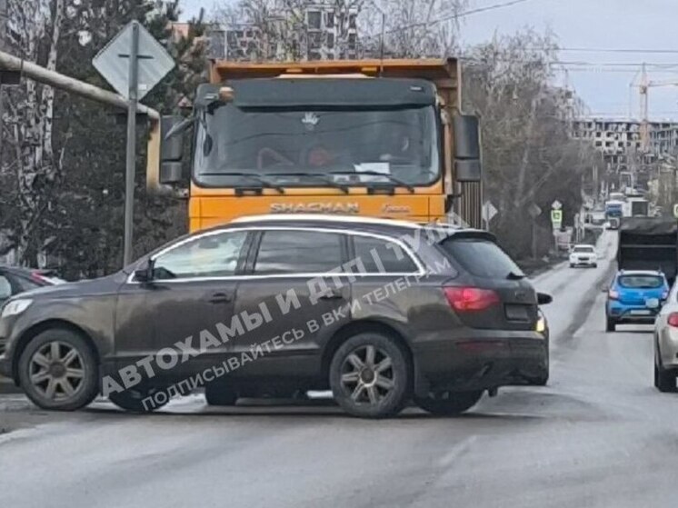 Грузовик Shacman взял на таран Audi в Зареченском округе Тулы