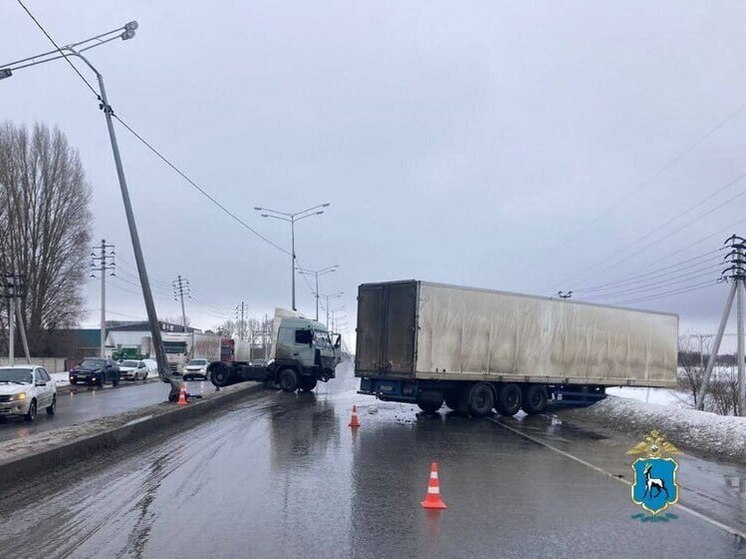 В Кинельском районе при аварии фуру разорвало на части 5 марта, водитель повредил голову