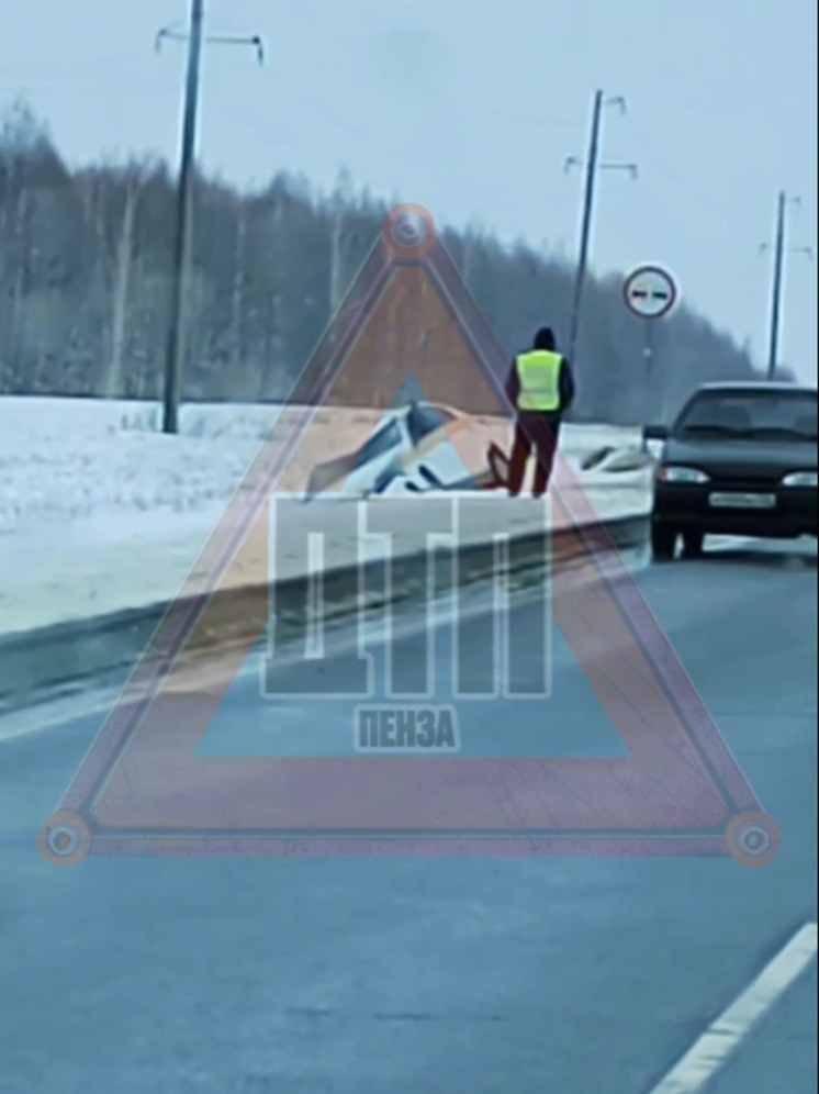 В Пензенской области перевернулось такси на трассе