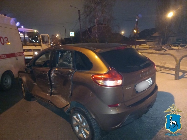 Женщина на «Ладе» влетела в ПАЗик и попала в больницу в Тольятти утром 4 марта