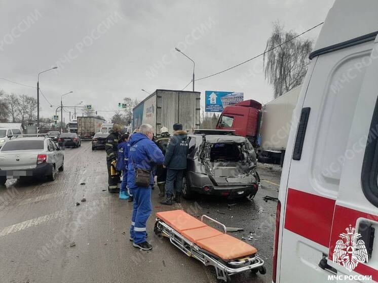 На М-10 в Тверской области произошло массовое столкновение шести автомобилей: есть пострадавшие