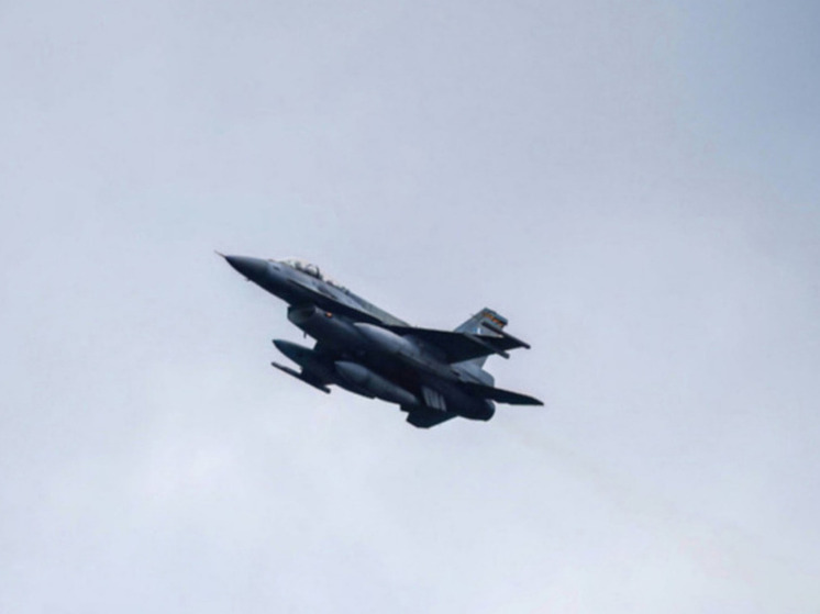 Полет истребителя F-16 на Украине показали на видео