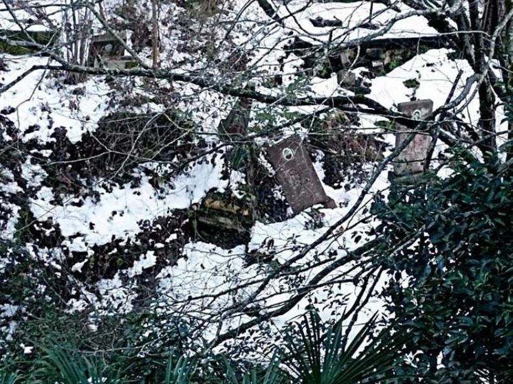 В Сочи на Успенском кладбище сошел оползень