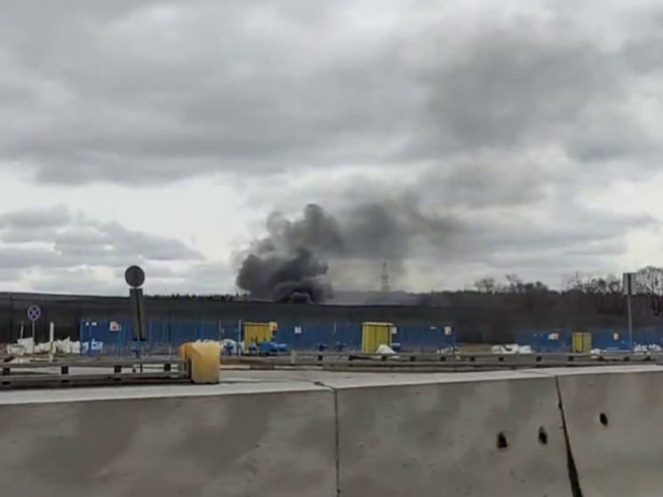 В подмосковной Балашихе рядом с МКАД загорелись бытовки