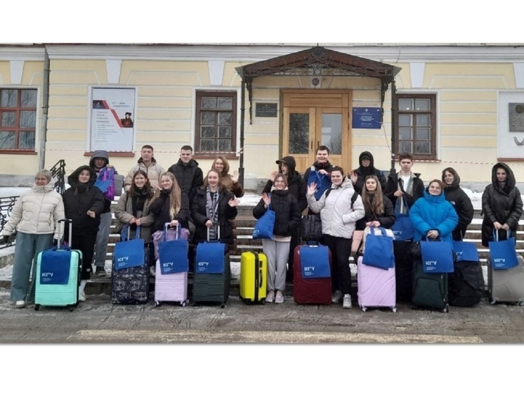 Еще 19 костромских студентов-волонтеров отправились очищать побережье Анапы от мазута