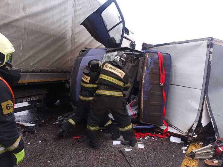 В Подмосковье спасли водителя, которого зажало в кабине в результате ДТП