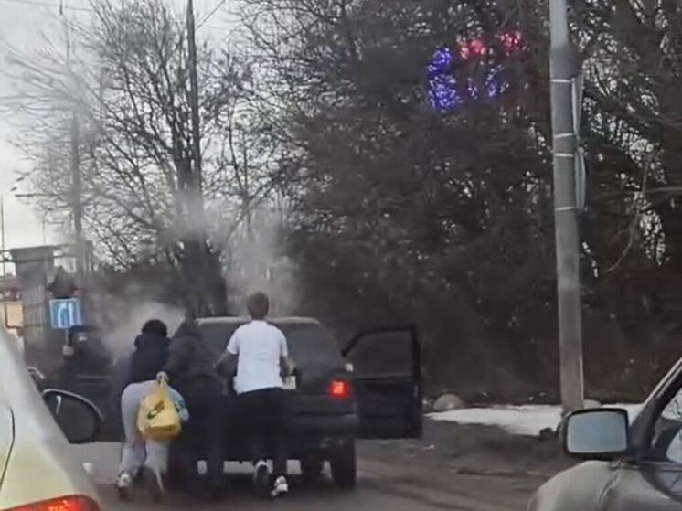 Легковушка задымилась в пробке в подмосковной Балашихе