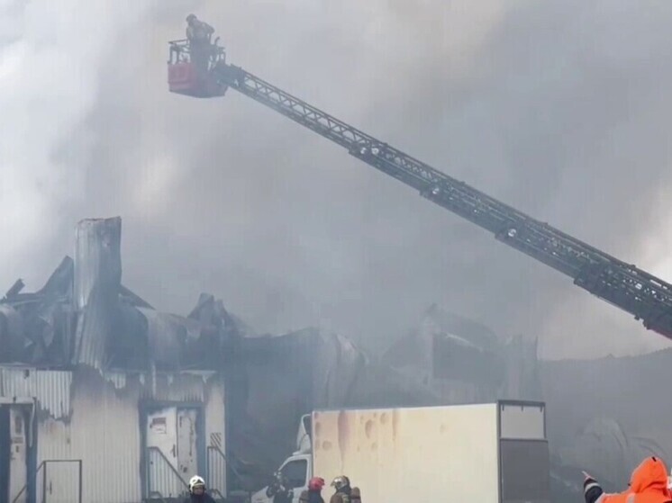 В Петербурге спустя сутки потушили пожар на производстве пластиковых изделий в Конной Лахте