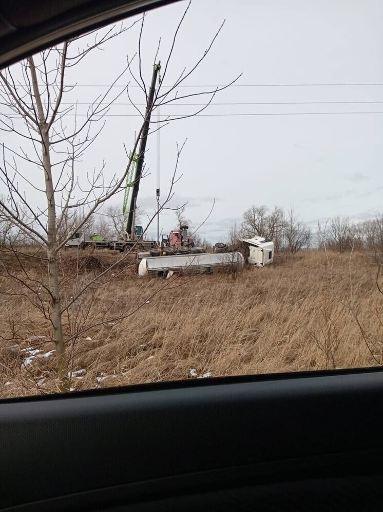 Под Новомосковском грузовик вылетел с дороги в кювет