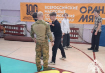 Сотрудники ОМОН регионального управления Росгвардии провели занятие по основам самообороны для подшефного класса Новоселицкой школы