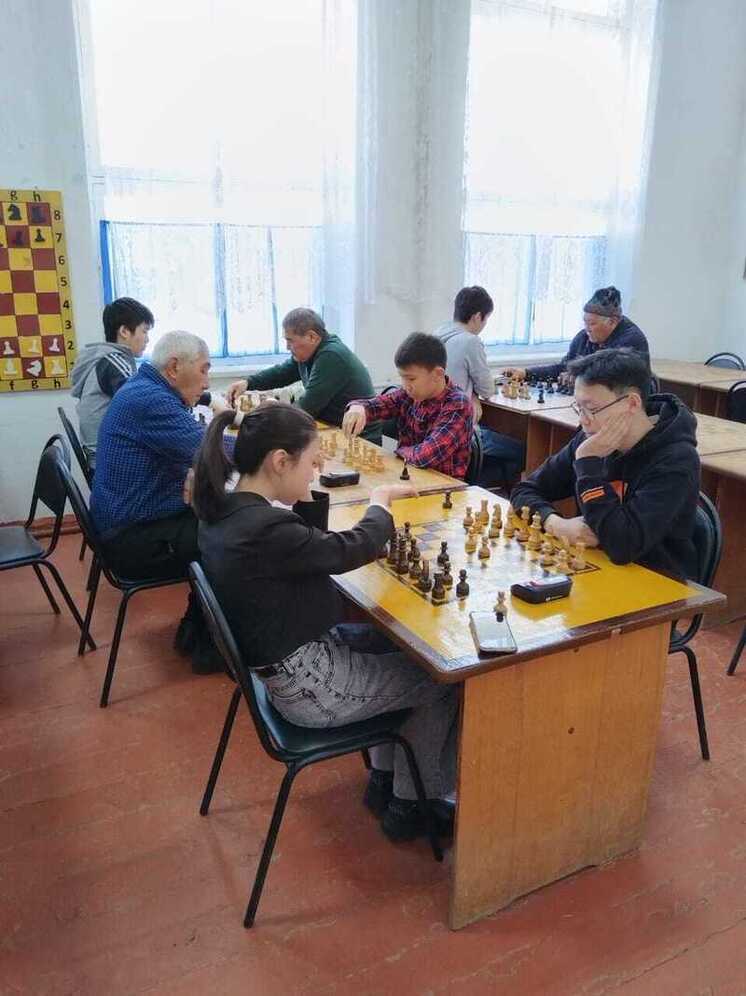 Школьники Калмыкии соревновались в быстрых шахматах