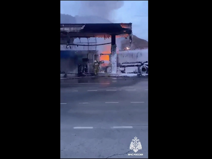 В Карачаевске сгорела заправка с бензовозом