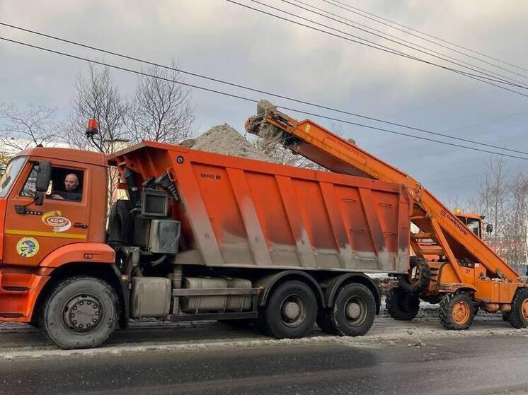 В Мурманске дороги и тротуары посыпали 108 тоннами пескосоляной смеси