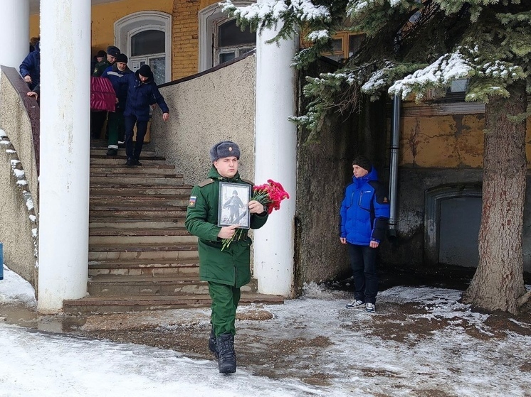 С соблюдением воинских почестей в Тверской области похоронили бойца СВО