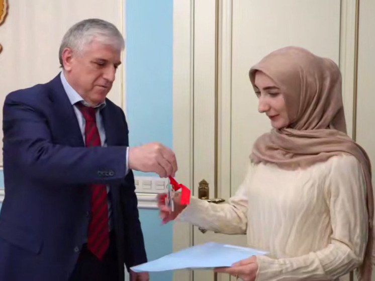 Мэр Махачкалы вручил детям-сиротам ключи от новых квартир